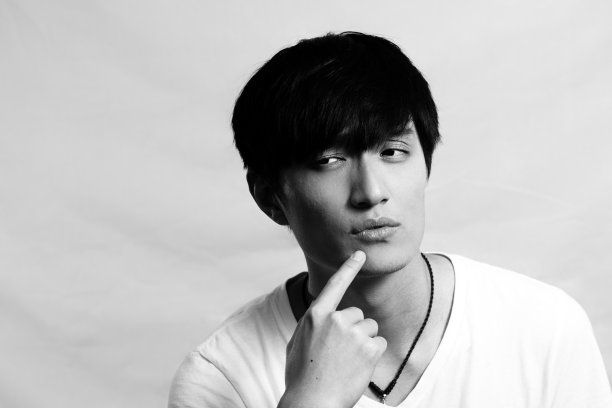 年轻人在沉思图片下载