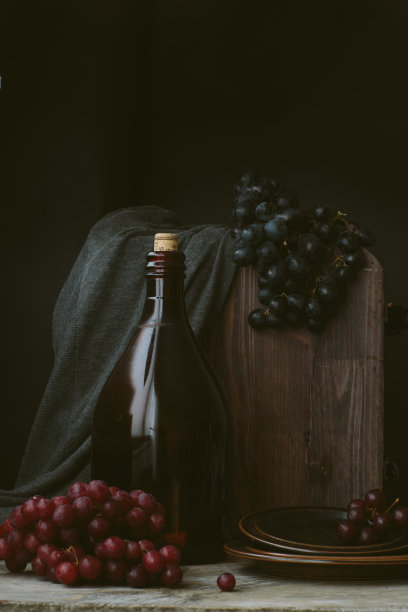 《葡萄静物画》。黑暗的照片。图片下载