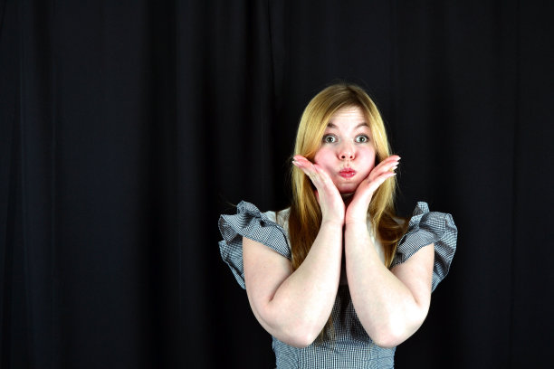 胖脸蛋的年轻女子图片下载