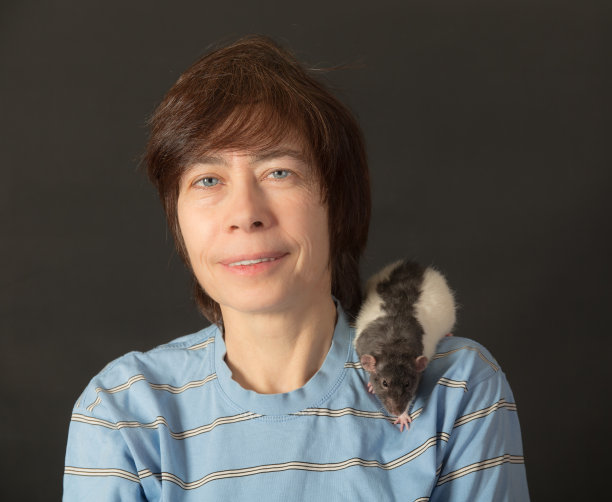 养宠物鼠的女人图片下载