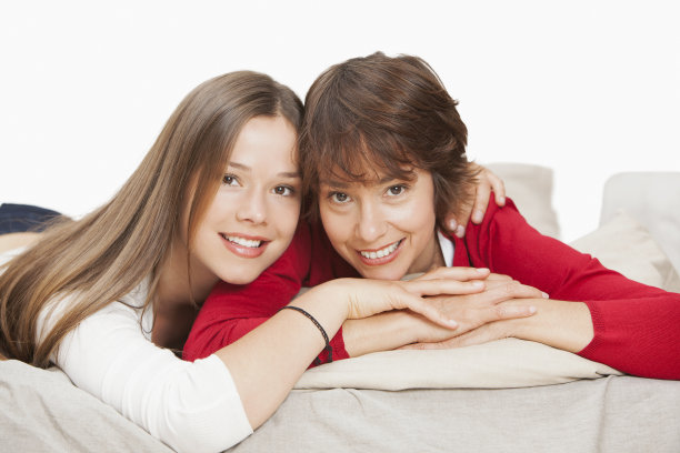 母亲和女儿在床上休息图片下载