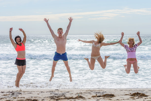 年轻人在海滩上跳图片下载