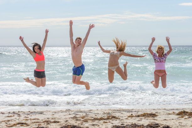 年轻人在海滩上跳图片下载