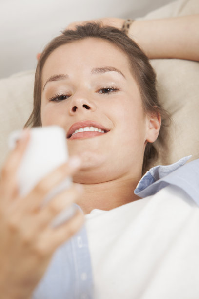 一个女人在看手机短信图片下载