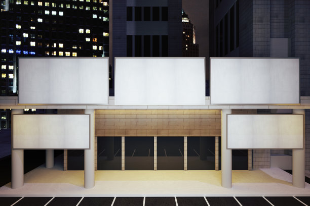 在夜间城区的现代建筑上的空白的白色广告牌图片下载