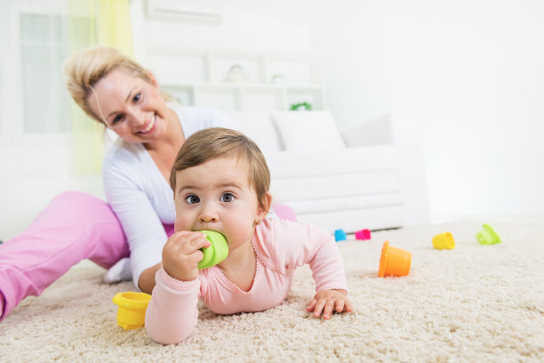 微笑的妈妈和宝宝图片下载