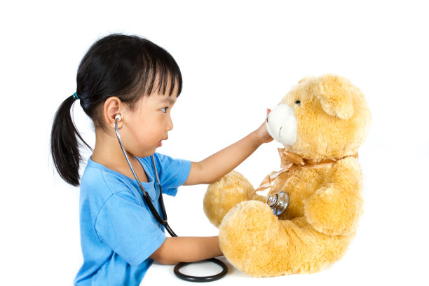 中国女孩和泰迪熊玩医生图片下载