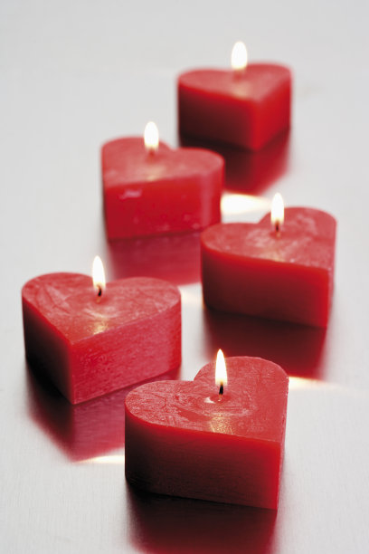 心形的点燃的蜡烛图片下载