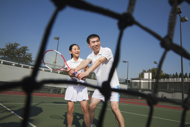 小女孩在和她的教练打网球图片下载