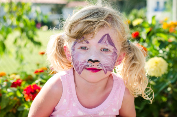 画着脸的女孩图片下载