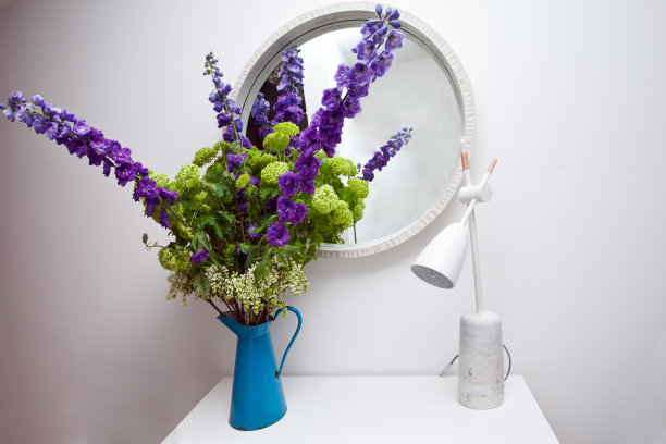 室内装饰有镜子、花束和灯图片下载