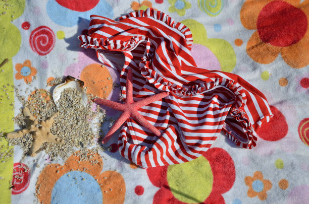 毛巾上的红白比基尼图片下载