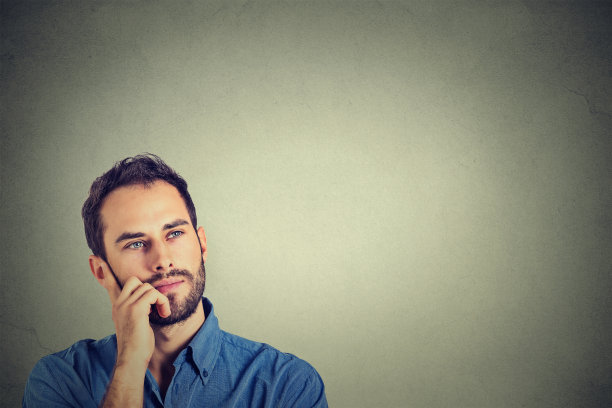 一个思考的人的特写图片下载