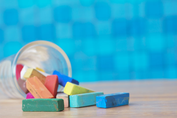 库存照片:空黑板和彩色粉笔在木桌上图片下载