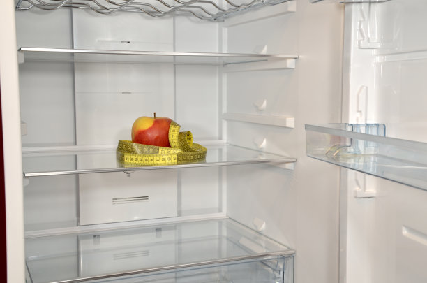 冰箱里有苹果和卷尺图片下载