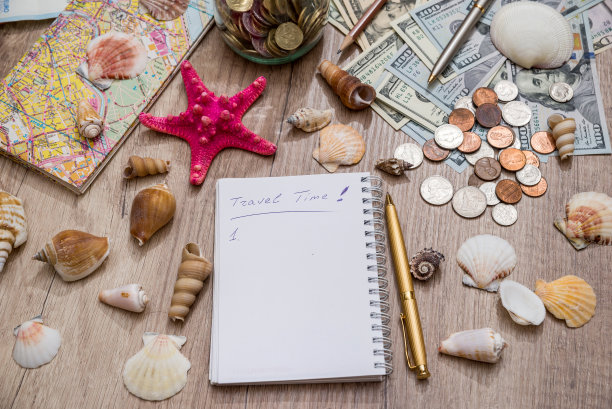 旅行-钱，贝壳，地图，记事本和笔图片下载