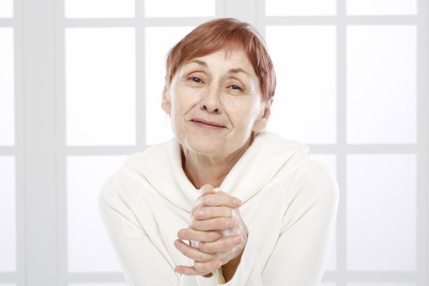 成熟的女人和皱纹。图片下载