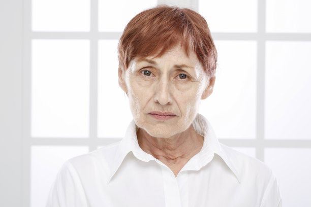 成熟的女人和皱纹。图片下载