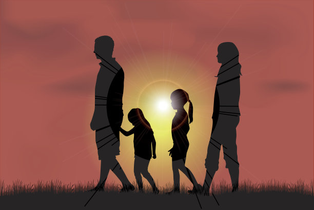 大自然中的家庭剪影。图片下载