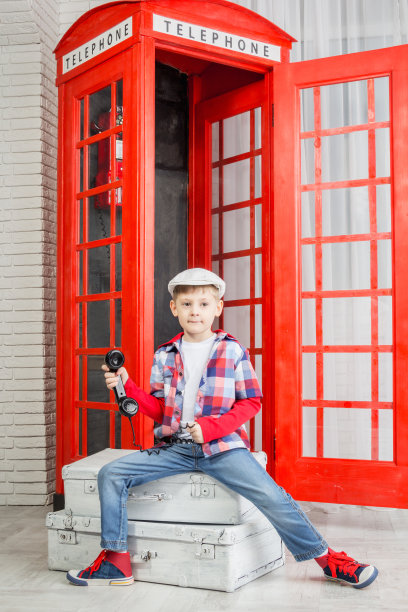 手持手机的小男孩图片下载