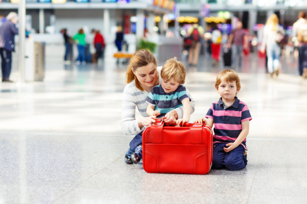 母亲和两个弟弟在机场图片下载