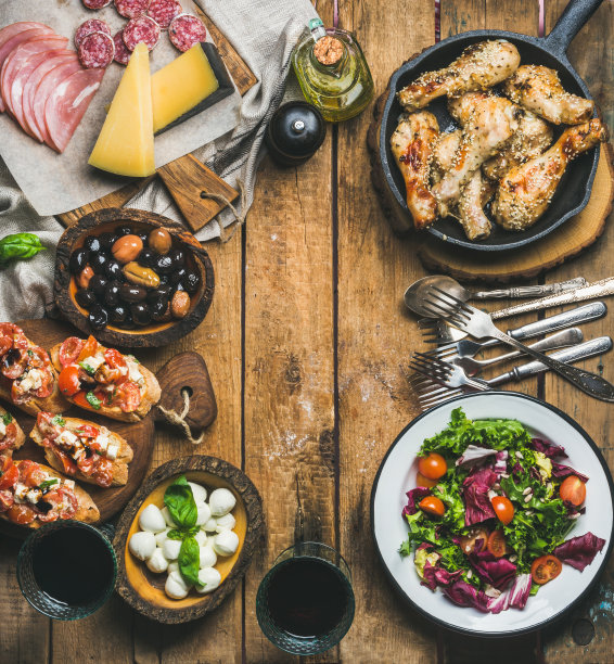 质朴的桌子上摆着肉，奶酪，零食，葡萄酒，拷贝空间图片下载
