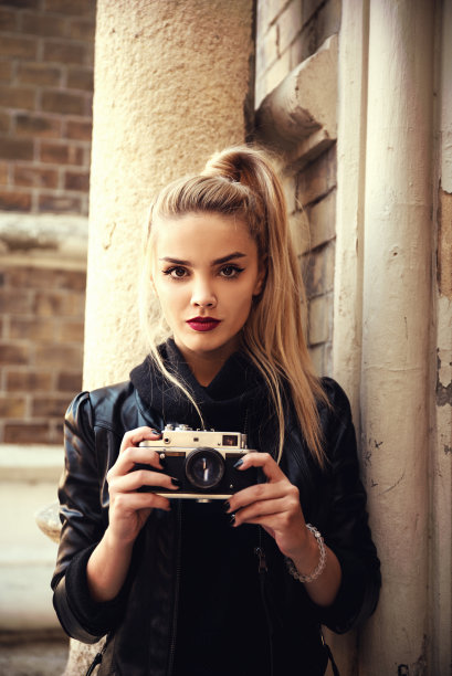 带着复古相机的可爱女孩素材图片