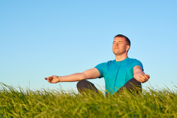 在沉思的年轻人图片下载