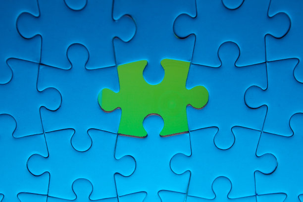 缺失的拼图块与灯光辉光图片下载