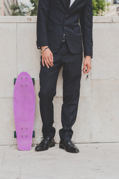 一个模特摆着滑板的细节图片下载
