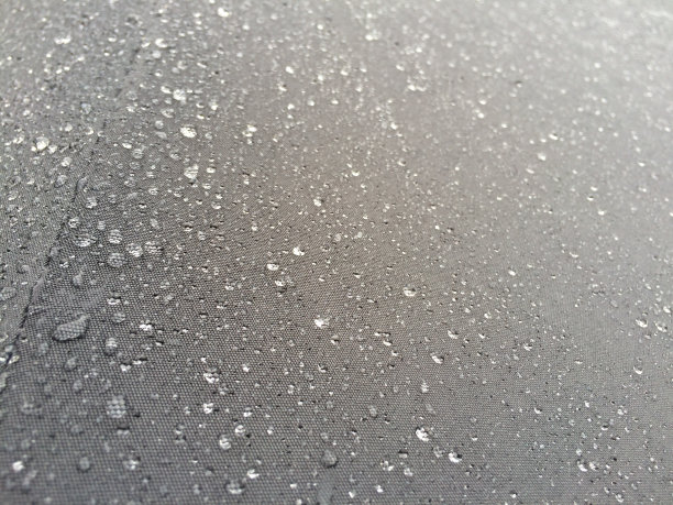 Slomo水滴在黑色背景下图片下载