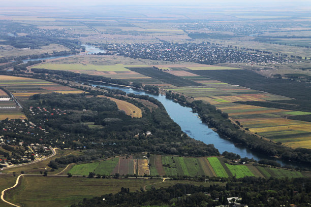 农村及河流鸟瞰图图片下载