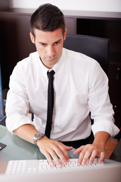 年轻的现代商人在办公室工作图片下载