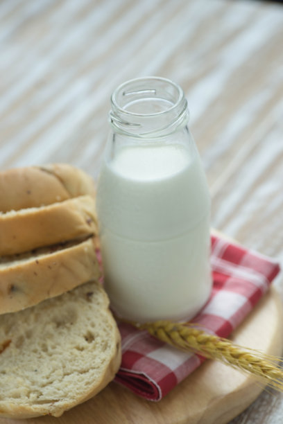 牛奶瓶、牛奶。图片下载