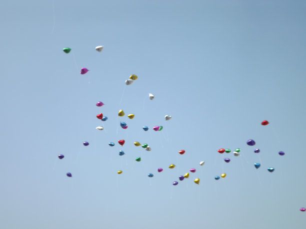 蓝色天空上的金属气球图片下载