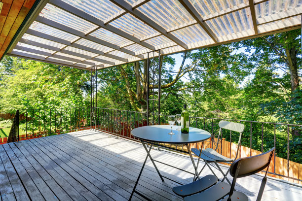 有盖的走出甲板与金属栏杆和桌子设置。图片下载