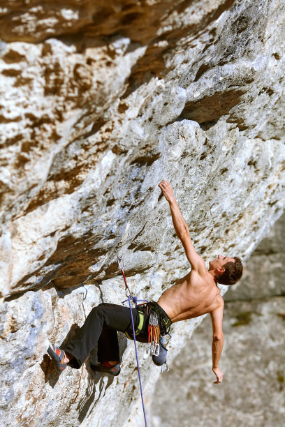 攀岩者爬上悬崖图片下载
