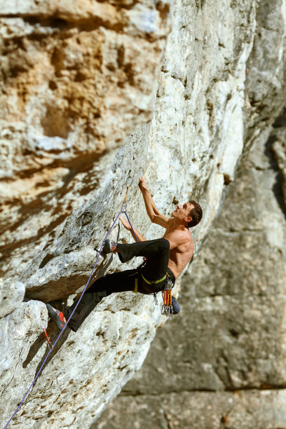 攀岩者爬上悬崖图片下载