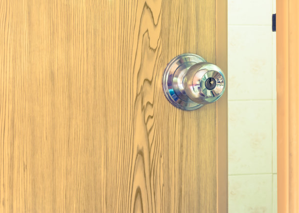 钢制门把手上的PVC门，复古效果过滤器图片下载