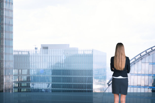 女人的城市背景，后视图图片下载