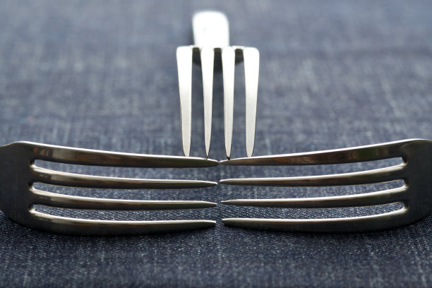 叉子放在粗斜纹棉布桌布上图片下载