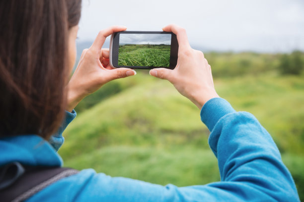 一个徒步旅行者正在拍摄夏天的风景图片下载