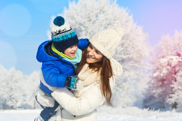 幸福的一家人在冬天散步，母亲和婴儿微笑图片下载