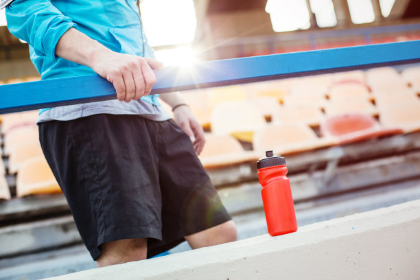 运动员站在体育场上图片下载