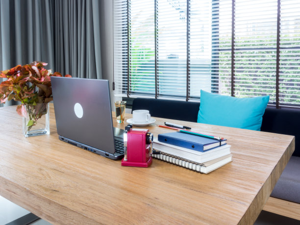 现代家庭办公工作台的室内设计图片下载