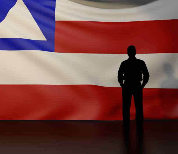 一名男子在巴伊亚州国旗前剪影图片下载