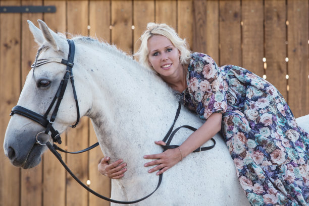 女人和马图片下载