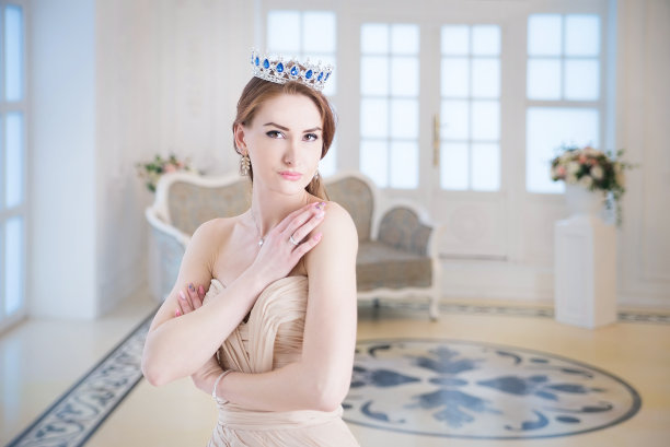 女王，戴王冠的皇室成员。在室内。奢侈品图片下载