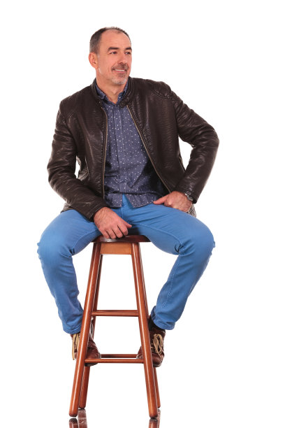 穿着皮夹克的男人坐在凳子上摆姿势图片下载