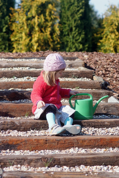 宝贝在花园里图片下载
